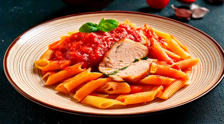 Filete de Pechuga de Pavo con Pasta Penne y Salsa Napolitana